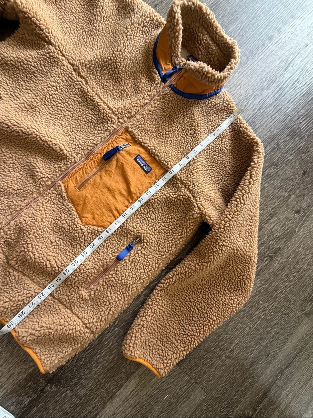 Patagonia Women’s Tan Sherpa Fleece Jacket with Orange Chest Pocket - Picture 6 of 8